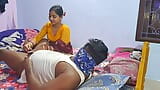 Cặp đôi mới cưới Ấn Độ - vợ và chồng đụ trong phòng ngủ - phim khiêu dâm tiếng Hin-di snapshot 2