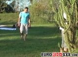 Jonge euro boerenknecht die sperma eet na het boren op zijn hondjes snapshot 2