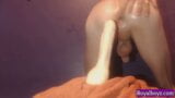 Un gay con un culo caldo cavalca un dildo snapshot 1