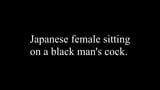 Japanische Frau sitzt auf dem Schwanz eines schwarzen Mannes. snapshot 1