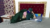 İri göğüslü Müslüman peçeli kız büyük dildoya biniyor ve Urduca seksi konuşuyor snapshot 2