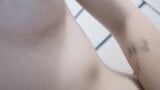 Thuis mooie striptease en zachte masturbatie close-up met een gepassioneerd orgasme snapshot 10