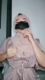 Chica en hijab intenta masturbación anal snapshot 4