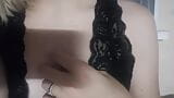 Delicato spogliarello in lingerie di pizzo nero. primo piano snapshot 9