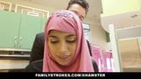 In Familystrokes reitet eine pakistanische Ehefrau Schwanz im Hijab snapshot 1