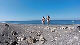 Nage sur une plage nudiste à Santorin, en Grèce snapshot 16