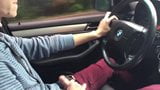 Забавный приятель снимает порцию спермы во время вождения snapshot 2