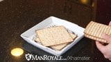 Sofa Paskah Yahudi Manroyale bercinta dengan dua kancing snapshot 2