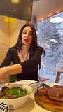 Une femme sexy à un rendez-vous dans un restaurant trompe son mari snapshot 2