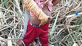 Gay indien - trois étudiants d’un petit village baisent avec une vraie fille dans les champs snapshot 5