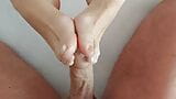 Une belle femme mature fait un footjob snapshot 10