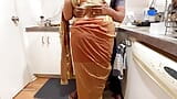 भारतीय जोड़ा रसोई घर में रोमांस - साड़ी सेक्स - साड़ी को ऊपर उठाया, गांड की पिटाई, स्तनों को पुचकारना snapshot 14