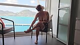 Une belle-mère exhibitionniste à forte poitrine doigte sa chatte mouillée sur le balcon d’un navire de croisière - regardez jeudi sa maîtresse mature snapshot 6