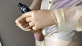 Abspritzen in Kondom mit Latexhandschuhen snapshot 4