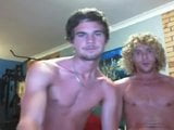 2 chicos surfistas heterosexuales juegan snapshot 2