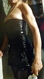 흑인 팬티 스타킹, 미니스커트, 드레스, 하이힐을 신고 화장실에서 자위하는 트랜스 소녀 snapshot 9