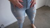 Meia-irmã me faz gozar com sua calcinha e jeans snapshot 1