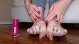 परिपक्व लंबे प्राकृतिक toenails गुलाबी पॉलिश snapshot 1