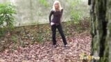 Blonde Joggerin erleichtert sich im Laub snapshot 8