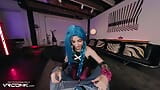 VR Conk League Of Legends Jinx, parodie d’adolescente sexy en cosplay avec Stevie Moon dans un porno HD snapshot 6