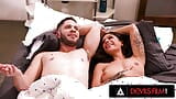 FILM CU DIAVOLI - superba April Olsen are parte de sex în trei bisexual sexy cu soțul ei! SCENĂ COMPLETĂ snapshot 2