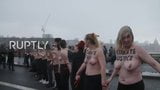 Topless activisten blokkeren London Bridge snapshot 7