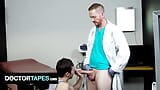 Bác sĩ perv cho bệnh nhân còn trinh khám tuyến tiền liệt đầu tiên của mình - DoctorTapes snapshot 11