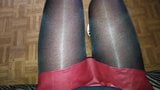 Красная мини-юбка в латексе, черный тугой и белые каблуки snapshot 9