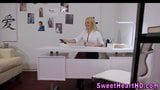 Lesbische MILF reitet Gesicht im Büro snapshot 5