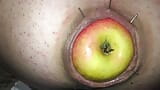 Sie nagelte einen riesigen Apfel in den Arsch von Bi6Slave snapshot 8