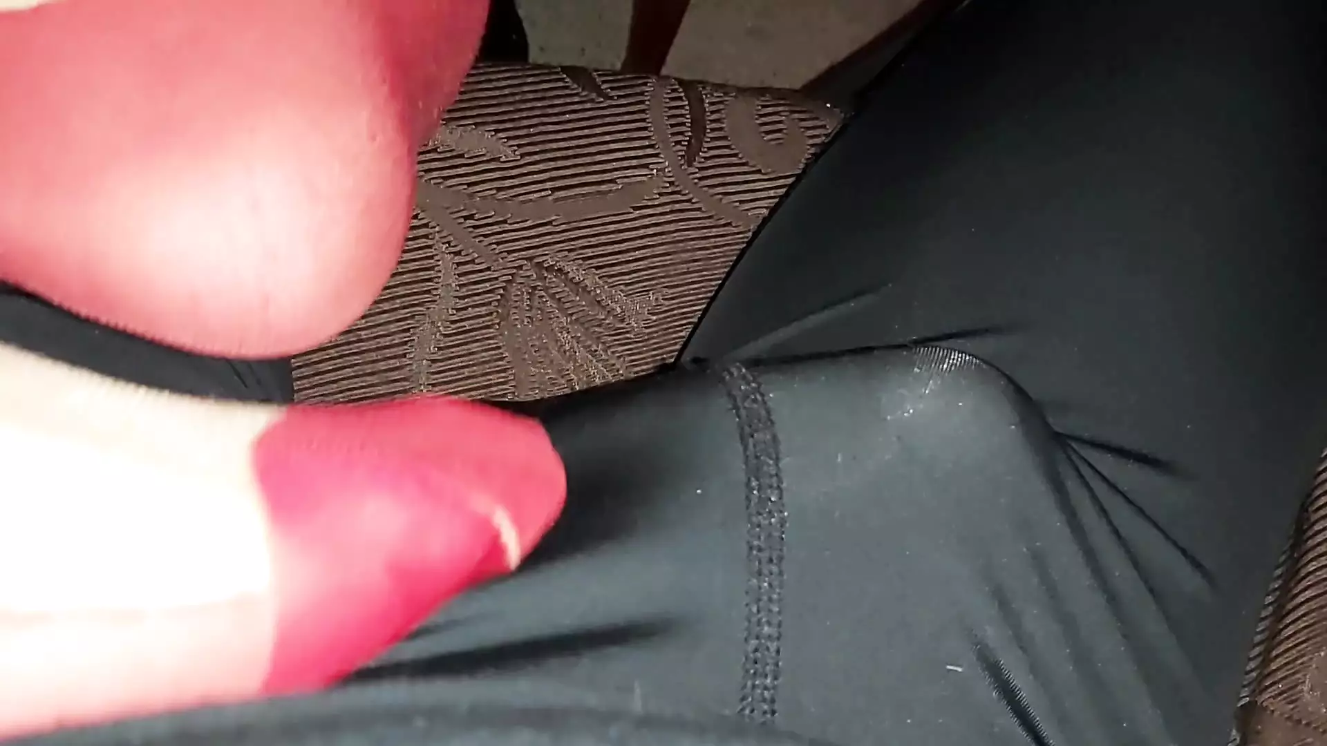 Schwarzer spandex-footjob