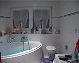 Rijp meisje met grote tieten toont haar mollige kut in de badkuip snapshot 1