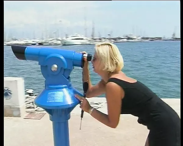 Sightseeing Moderatorin startet die Show | xHamster