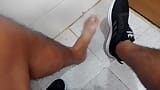 Voltando para casa de um longo dia no trabalho para tirar meus sapatos e descansar snapshot 6