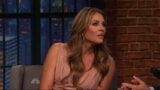 Elizabeth Hurley - đêm khuya với seth meyers - 11-10-2015 snapshot 11