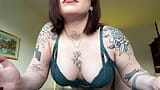 Modèle tatoué alternatif sexy et fumeur en lingerie snapshot 8