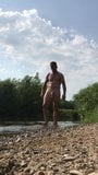 Nudisten mager onderdompelen in de rivier snapshot 10