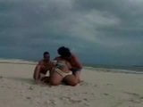 Bbw sesso a tre sulla spiaggia snapshot 4