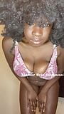 巨乳若い黒人少女がベビーオイルで擦る snapshot 1