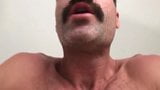 Un papa sexy et musclé essaye de ne pas jouir en baisant sa chatte mouillée en POV snapshot 6