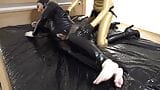 Latex, Latex, erster Strapon und Penis-Massage. Komplettes Video snapshot 3