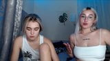 Duas loiras se masturbam em um vídeo chat pago snapshot 25