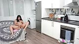 La caliente cubana Amanda Luxor se folla a su casero por un descuento en el alquiler snapshot 3