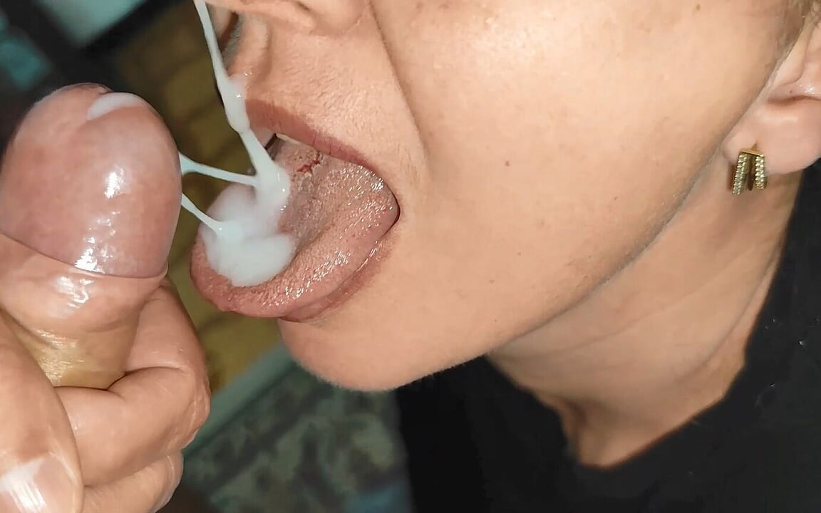 Ώριμη γυναίκα milf παίρνει πίπα μέχρι να γεμίσει το στόμα της με χύσια