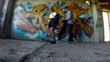 Une fille dessine des graffitis puis baise son copain avec un gode ceinture snapshot 6