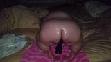 Bella donna troia soddisfatta da un enorme dildo snapshot 5