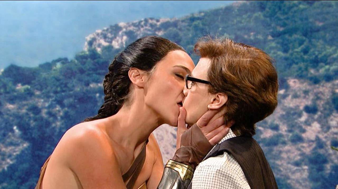 Gal Gadot & Kate Mckinnon Lesbian Kiss on Scandalplanet Com: Kissing Porn  by Celeb Matrix | xHamster