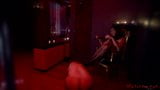 Stăpâna Kym își pune un guler pe supus (stil de viață cu dominare feminină) snapshot 2
