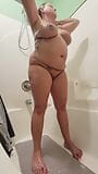 그녀의 아름다운 보지를 면도하고 거품을 내기 직전에 그녀의 거대한 젖탱이와 엉덩이를 보여주는 멋진 핫 샤워를 하는 Nicole ray snapshot 16