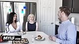 Melissa Lynn, MILF perverse, voyeur, veut goûter sa nouvelle amie blonde Natasha James - LESBIENNES MYLF snapshot 6